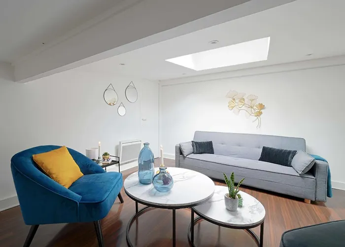 Large Renovated Apartment Chateau Versailles